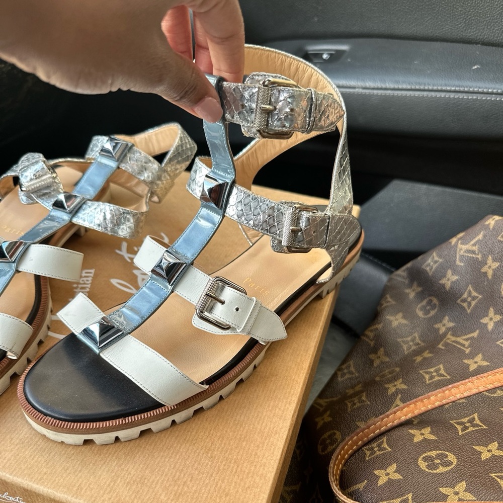 Seen at Louis Vuitton's-spri 2022 show
Color: White, black
Glazed calf leather